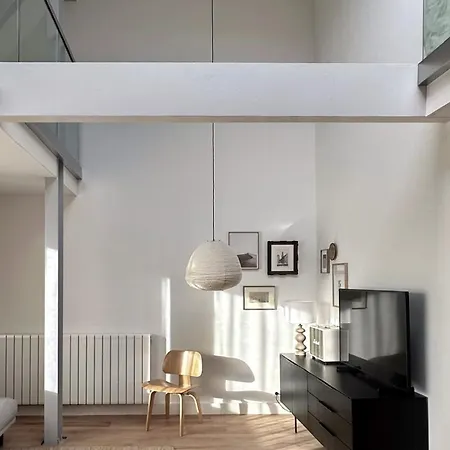 펜션 Luxury Spacious Private Loft, Between & *