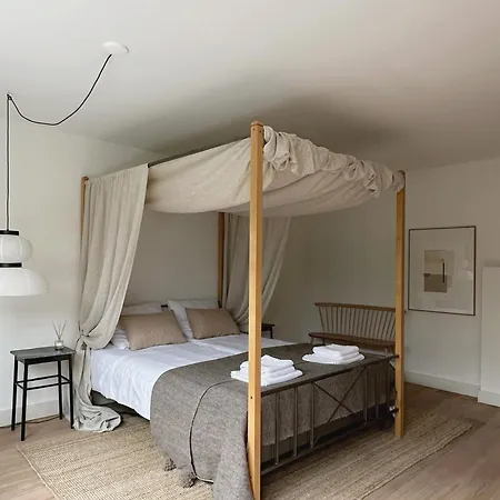 Luxury Spacious Private Loft, Between & Casa de Férias Heemstede