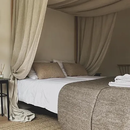 펜션 Luxury Spacious Private Loft, Between &