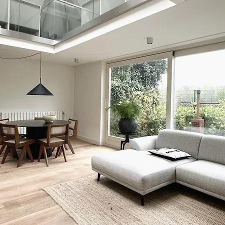 펜션 Luxury Spacious Private Loft, Between &