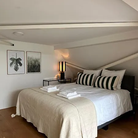 펜션 Luxury Spacious Private Loft, Between &