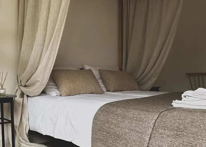 בית נופש Luxury Spacious Private Loft, Between &