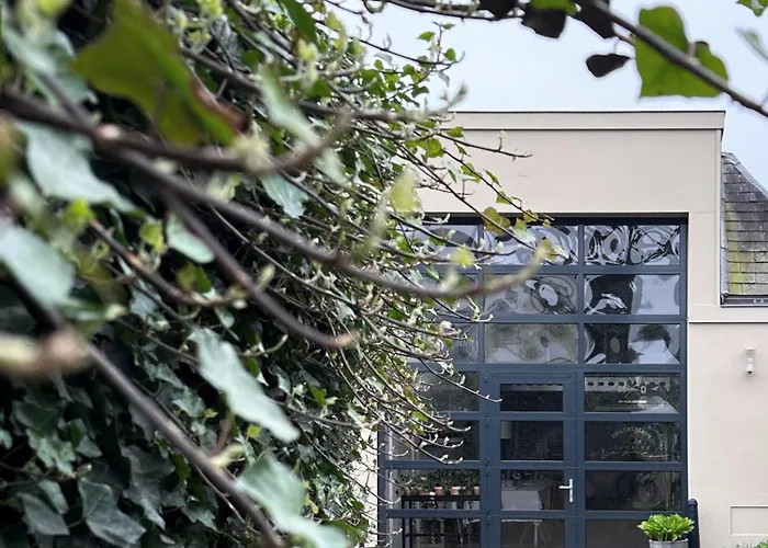 בית נופש Luxury Spacious Private Loft, Between &